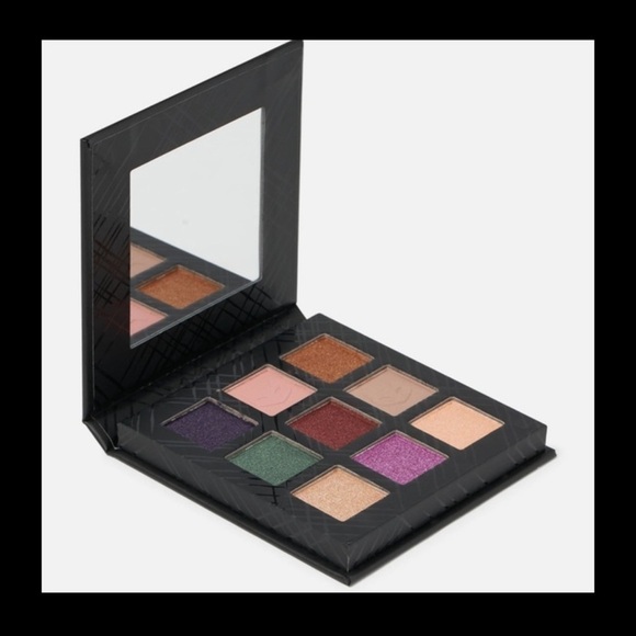REVOLUTION 
CATWOMAN™ X REVOLUTION JEWEL THIEF EYESHADOW PALETTE - Picture 3 of 5
